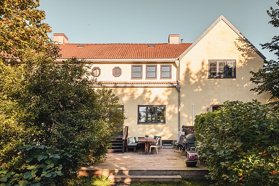 Velholdt rekkehus med sjarm, 2 moderne bad og flott kjøkken. Direkte utgang til egen idyllisk hage med stor terrasse.