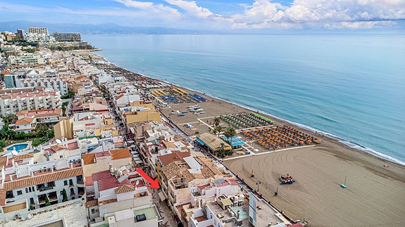 Like ved nydelig strand og promenade