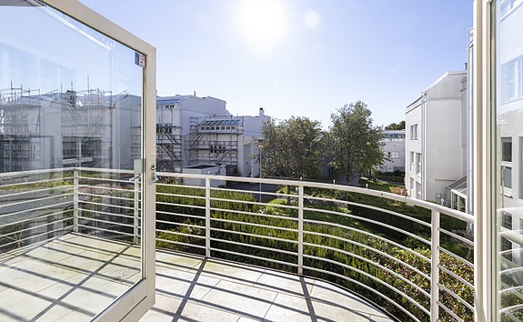 Velkommen til Monolittveien 62 - en stor 3-roms hjørneleilighet i en funkisgård. Leiligheten har gjennomgående planløsning, store vindusflater og svært gode solforhold, som gir rikelig med naturlig lys inn i rommene.