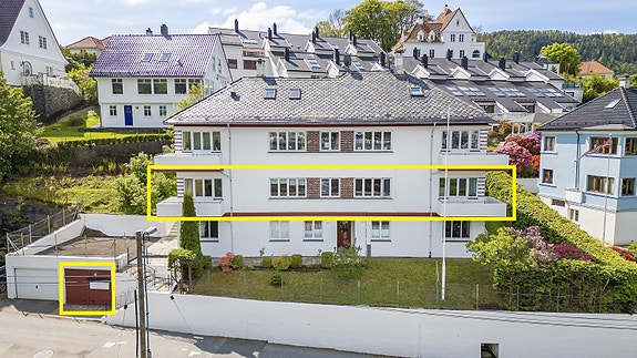 148 kvm. på ett plan, masse lysinnslipp, to balkonger i vinkel, nydelig utsikt, felles hage og privat garasje. Den gule markeringen viser leiligheten og garasjen.