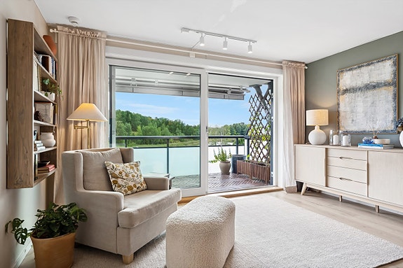 Eiendomsmegler Aage Øien v/DNB ønsker velkommen til visning! Nydelig utsikt og sol tidlig til sent.