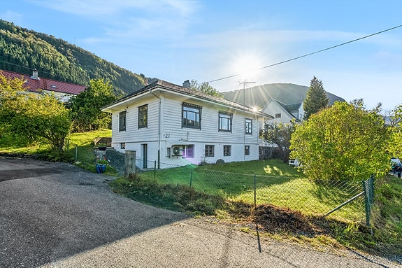 Indre Arna. Sjarmerende enebolig i en barnevennlig blindgate. Sentralt, carport og stor idyllisk hage