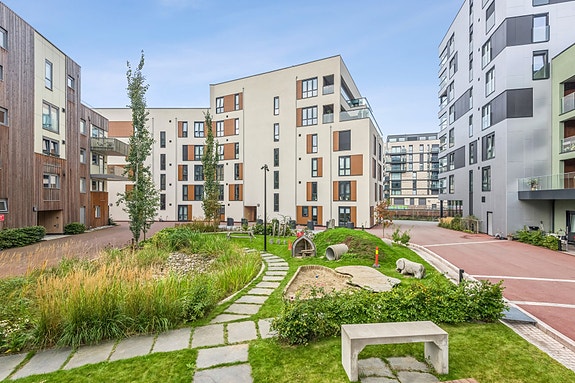 Det er ett minutts gange til stranden, ett minutt til nærmeste restaurant og diverse butikker, samt gangavstand til sjarmerende Møllebyen og Moss sentrum