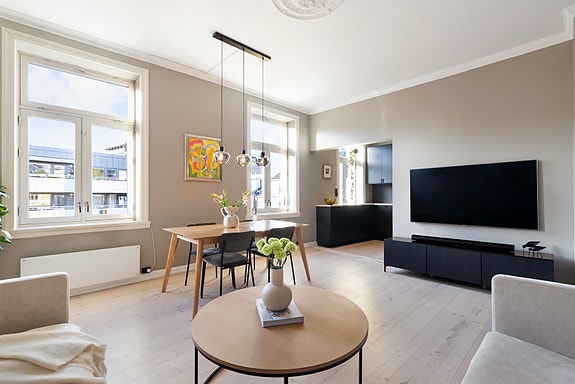 Kristine Hauan Berg Mailehn Øverås ved Eie Løren ønsker velkommen til Hagegata 39B!