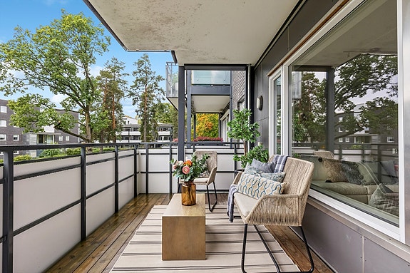 Leiligheten ligger i et populært boligområde. God planløsning, balkong på 11 kvm og fjernvarme.