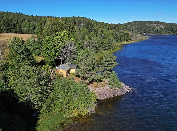 Eiendommen ligger i idylliske omgivelser nord i Isnesfjorden, som utgjør en del av Vestvannet.