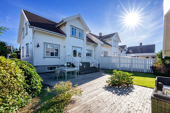 Velkommen til en meget flott familiebolig med skikkelig herlig hage