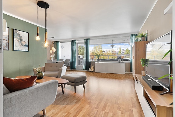 EiendomsMegler 1 ved June Marie Brovold har gleden av å presentere en flott og romslig 4-roms leilighet på Flatåsen.