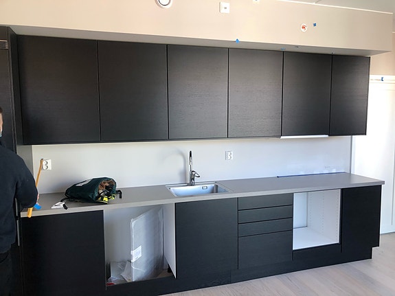 Bilden er tatt før leiligeheten ble ferdig. Moderne kjøkken med hvitevarer