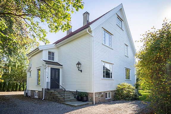 Lille Borgen vei 5C er en klassisk villa fra 1920 med skjermet hage, beliggende i ett av de mest attraktive boligområdene på Oslo vest