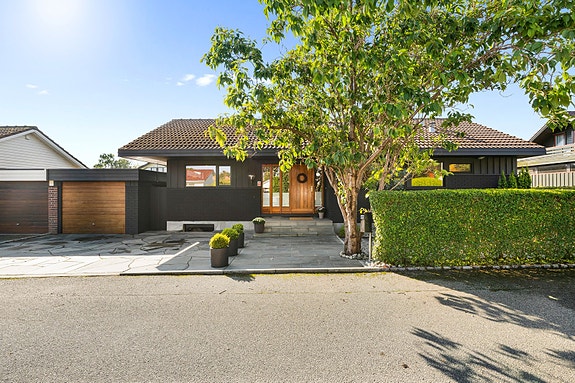 Valmueveien 4 er en tiltalende enebolig over to plan som er omfattende pusset opp i 2017-18 og 2021.