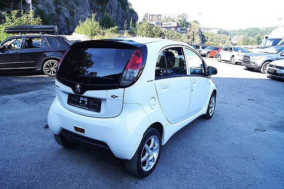 Peugeot iOn 8 of 15