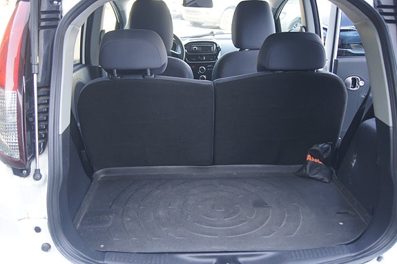 Peugeot iOn 9 of 15