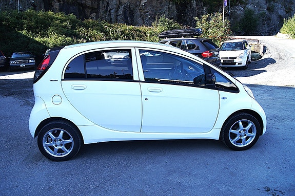 Peugeot iOn 3 of 5