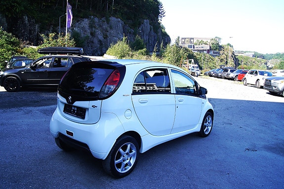 Peugeot iOn 4 of 5