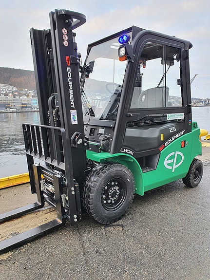 EP EFL253S Komplett truck med Fingertippbetjening, Lithiumbatteri, kabin, friløftsmast og sideskift/spreder. 2,5 tonn kapasitet.
