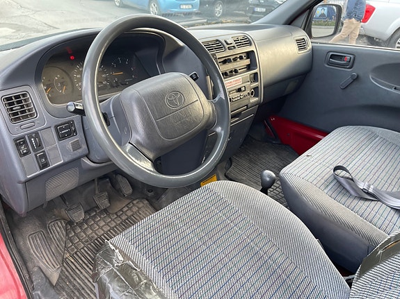 Toyota HiAce 13 of 26