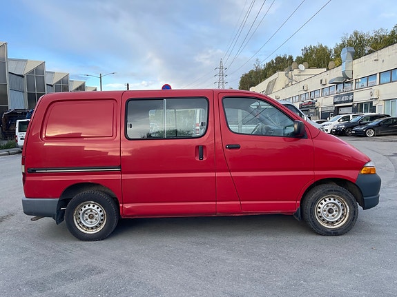 Toyota HiAce 4 of 26