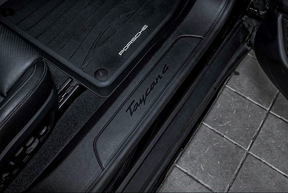 Porsche Taycan Cross Turismo 13 of 19