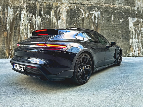 Porsche Taycan Cross Turismo 2 of 19