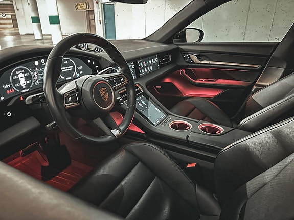 Porsche Taycan Cross Turismo 9 of 19