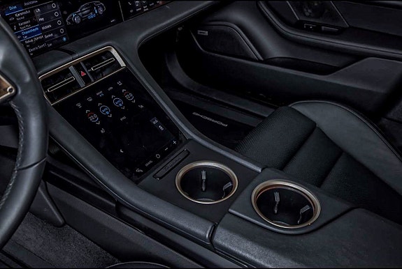 Porsche Taycan Cross Turismo 15 of 19