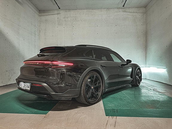 Porsche Taycan Cross Turismo 4 of 19