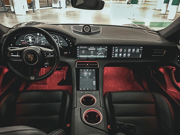 Porsche Taycan Cross Turismo 8 of 19