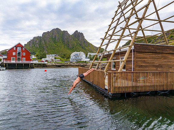 Hva med et forfriskende bad fra vår flytende sauna?