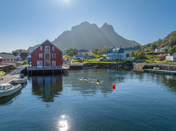 Havnen på Ure med Ureberget i bakgrunnen