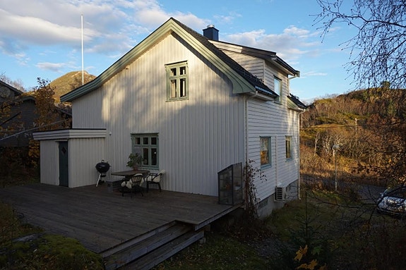 Huset med terrasse sett fra baksiden