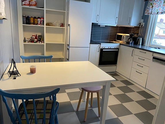 Koselig kjøkken med spiseplass og alle hvitevarer