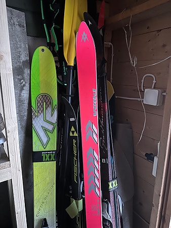 Knallrosa retro/vintage slalomski og hvite salomsko med neonfarget spenner.