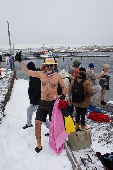 Vinterbading på Verdens Ende - årlig arrangement. Mange badende! -- og mange som bare så på.