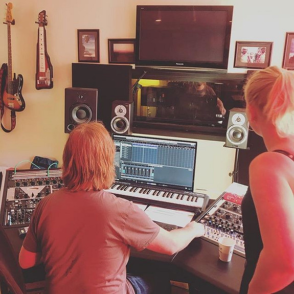 Vi spiller inn egen musikk i studio