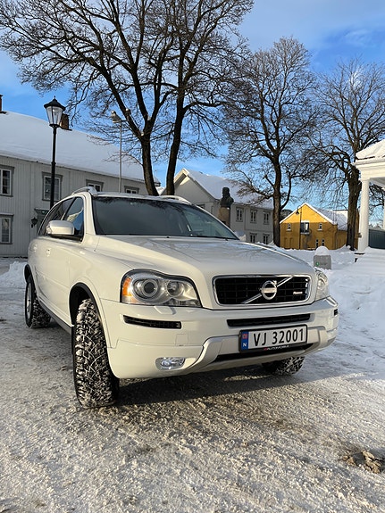 Volvo XC90 3 of 26