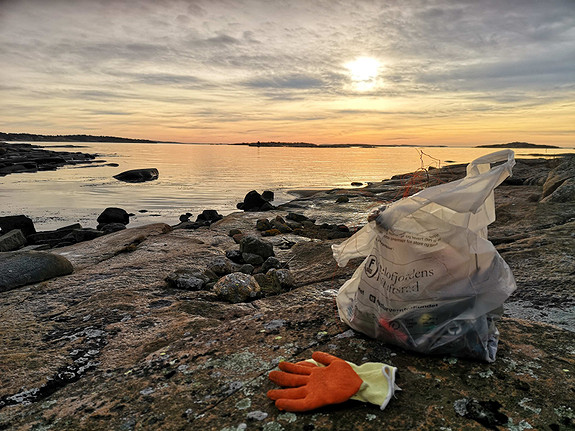 Praktiske oppgaver, som for eksempel å rydde strender, kombineres med arbeid for å få på plass tiltak for å redde Oslofjorden. Kan du gjøre et komplisert budskap enkelt å forstå på en overbevisende måte?