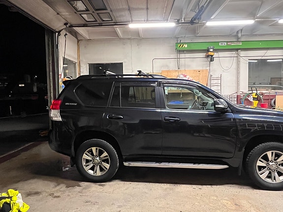Toyota Land Cruiser 8 of 30