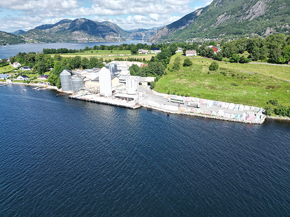 Produksjonslokalet sett fra sjøen