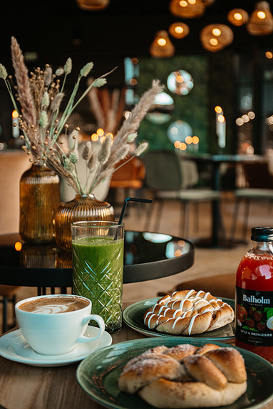 Vi har mye fristende lunsjmat. Selgere får grundig opplæring både som selger og barista.