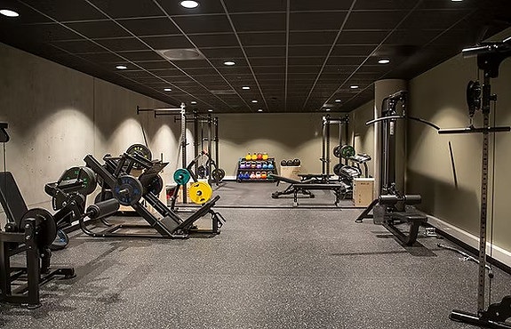 Alle ansatte har tilgang til et gratis treningsrom på kontoret. Her er det et variert utvalg av treningsapparater. Det er også håndkleservice og garderobe.
