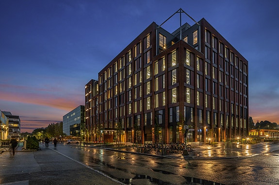 Vi har kontorer sentralt i Trondheim. I et moderne bygg med innendørs parkering med elbillader, treningsrom, garderober med håndkleservice og personalrestaurant.