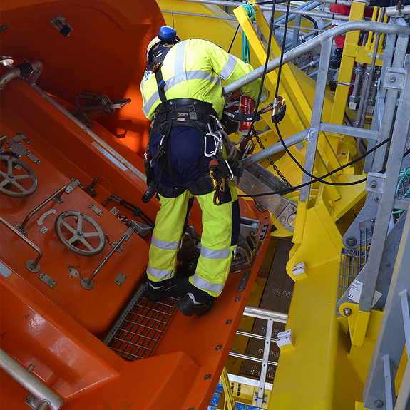 Servicework on lifeboat and davit