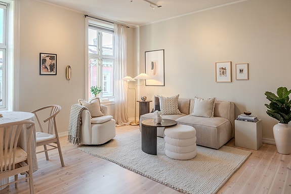 Velkommen til Bjerkelundgata 6A - en nydelig og klassisk 2R med solfylt, vestvendt balkong!