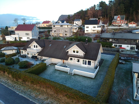 Velkommen til Vollane 28 - En innholdsrik halvpart av en tomannsbolig med flott beliggenhet i Ulsteinvik!