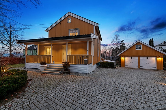 PrivatMegleren Bærum har gleden av å presentere denne særegne og tiltalende eneboligen i et særdeles attraktivt, veletablert og barnevennlig boområde på Jar!