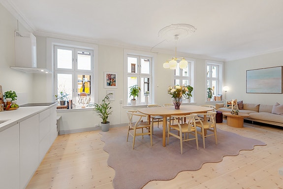 Velkommen til denne klassiske 4-roms leiligheten i indre gård på Fredensborg! Leiligheten er presentert av Lene Brekken i Schala & Partners eiendomsmegling.