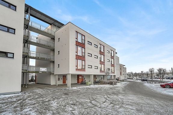 Velkommen til Dampsagveien 9 - lys og pen 1-roms med alkove. Garasjeplass i felles garasjekjeller. Meget sentral beliggenhet med gangavstand til alt!