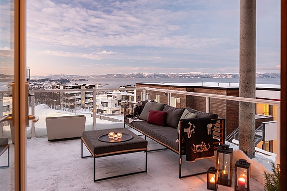 Velkommen til Reppevegen 32 - en innbydende hjørneleilighet med eksepsjonelle sol- og utsiktsforhold.