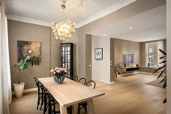 Velkommen til Pilstredet 41 B - en klassisk og påkostet selveierleilighet på 110 m², beliggende i 3. etasje.